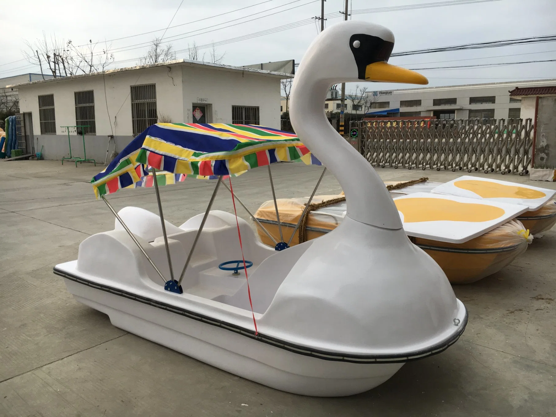 Factory Prices Fiberglass Swan Pedal Boats for Family Water Amusement