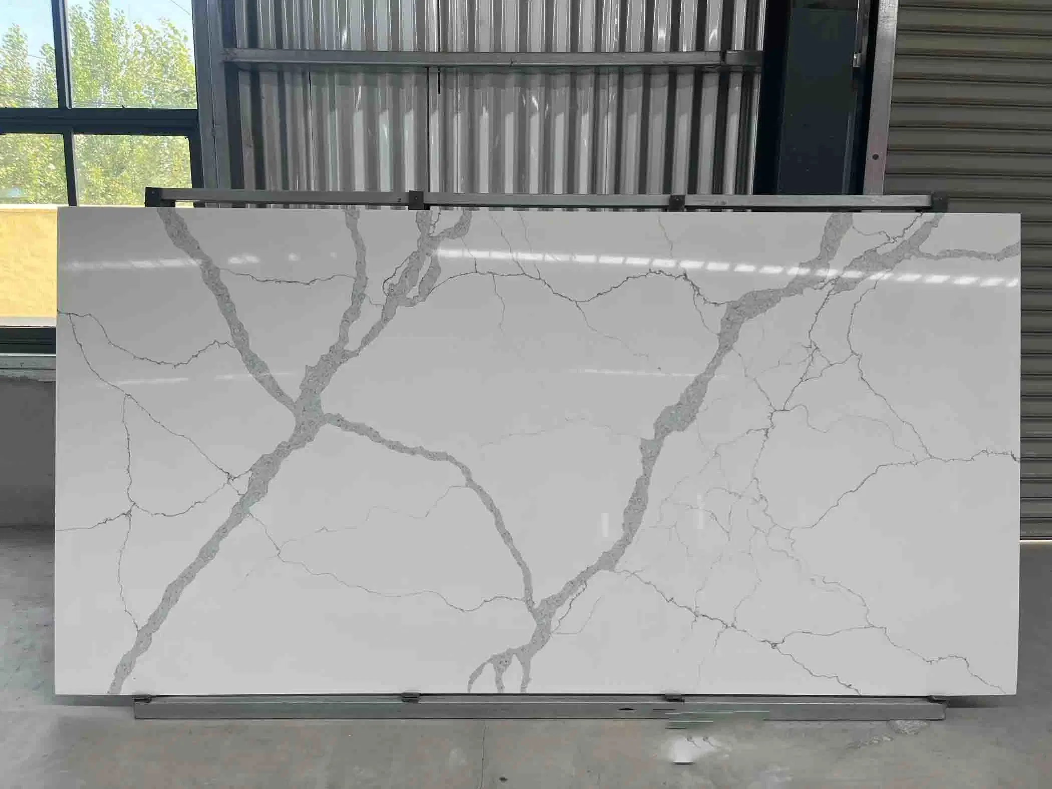 Resistente a impactos Cararra White artificial Quartz Slab/Stone com superfície polida