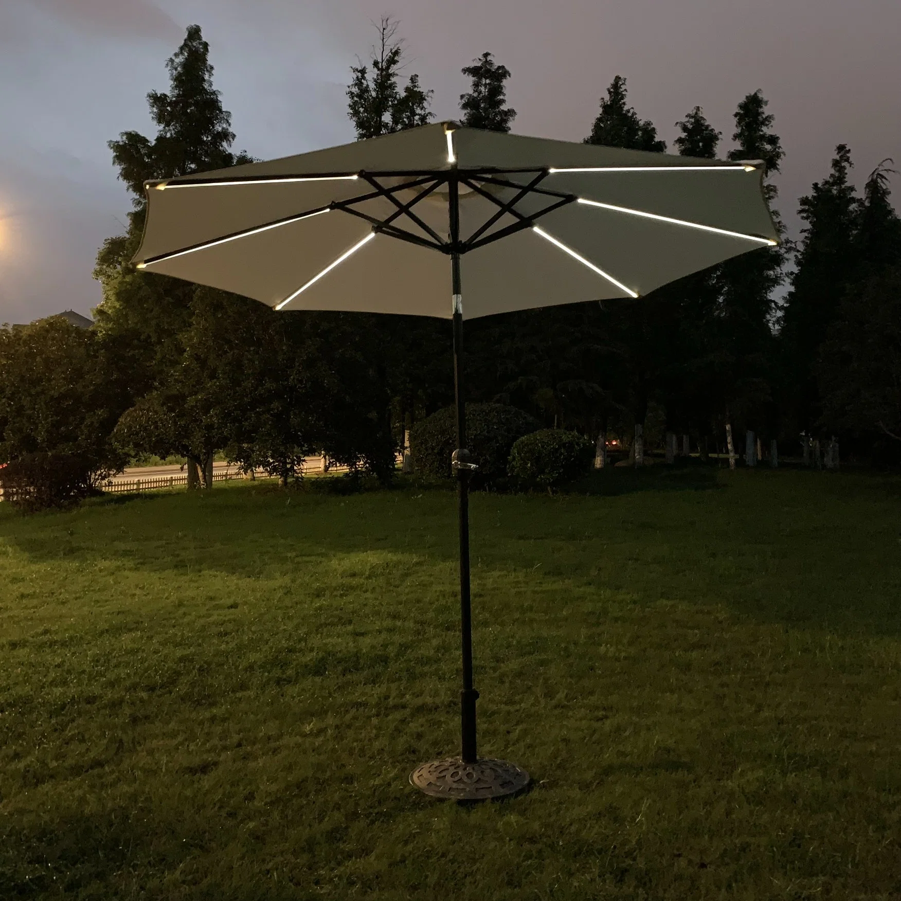 LED Parasol de jardin rond pour patio, adapté à une utilisation en extérieur.