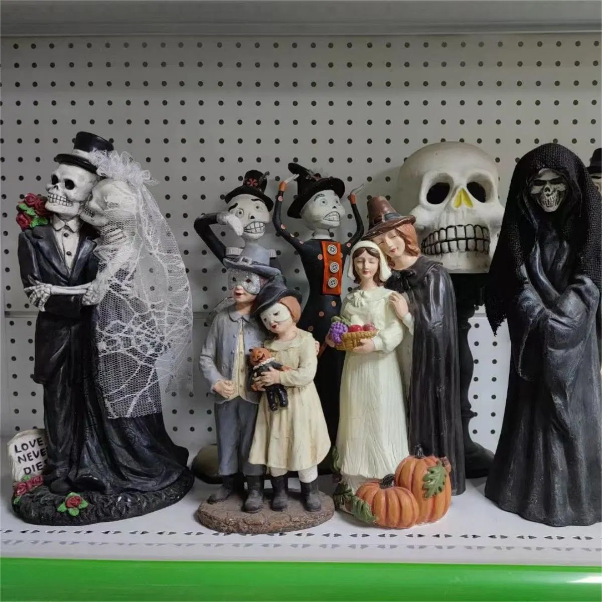 OEM Factory Customized Halloween Decoration Wholesale Resin Crafts House Decoration Halloween Skeleton Wedding Couple Figurinemanufacturer in China