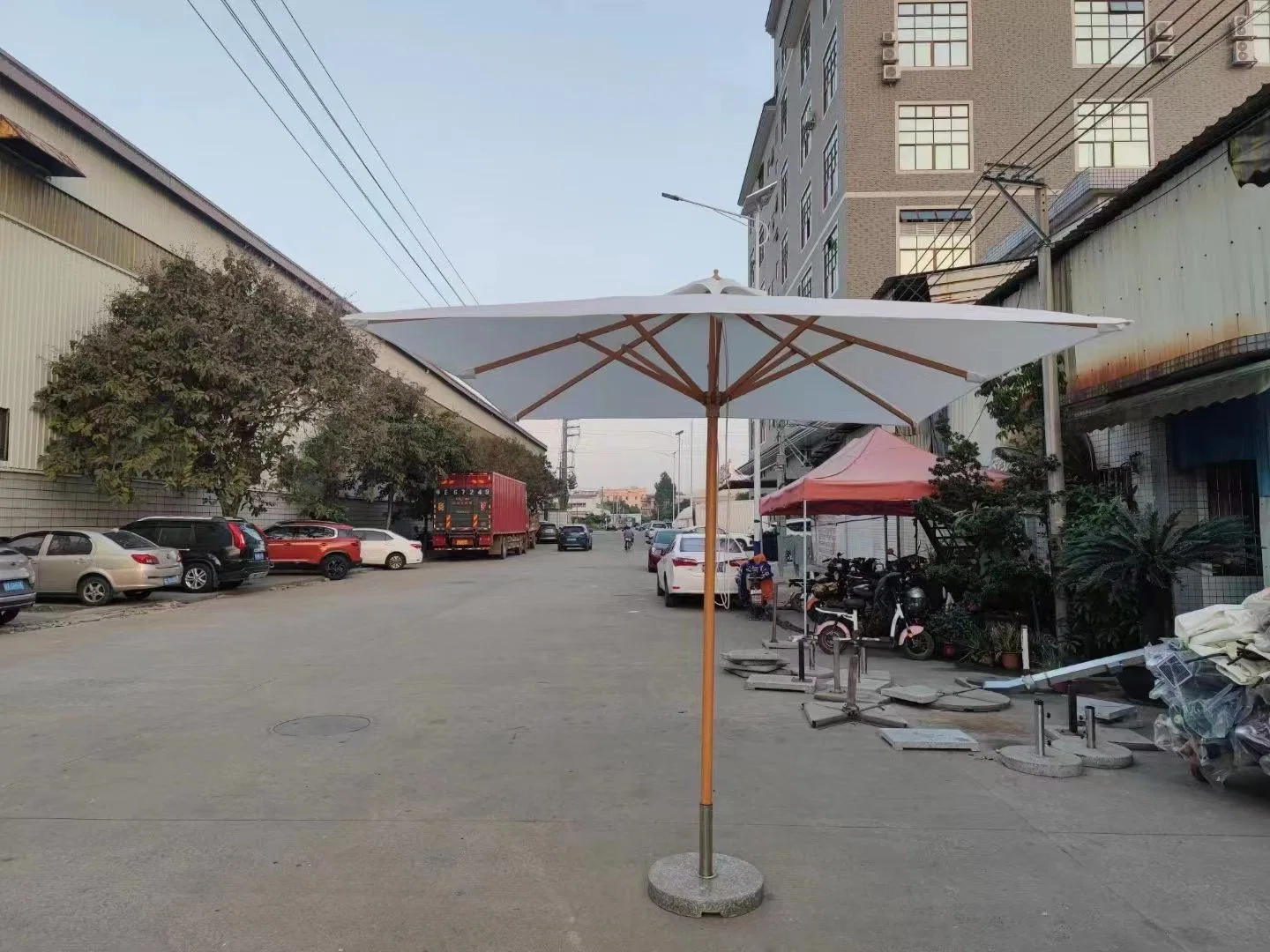 Central Pole Parasols Commerical Street Patio Round Umbrella Factory Direct High quality/High cost performance  Outdoor Beach Umbrella Aluminum