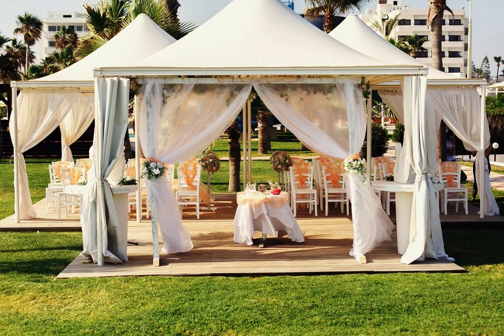 Chaise d'extérieur avec auvent, événement en plein air, camping de luxe, tente de fête, dôme de mariage, tente sur le toit.