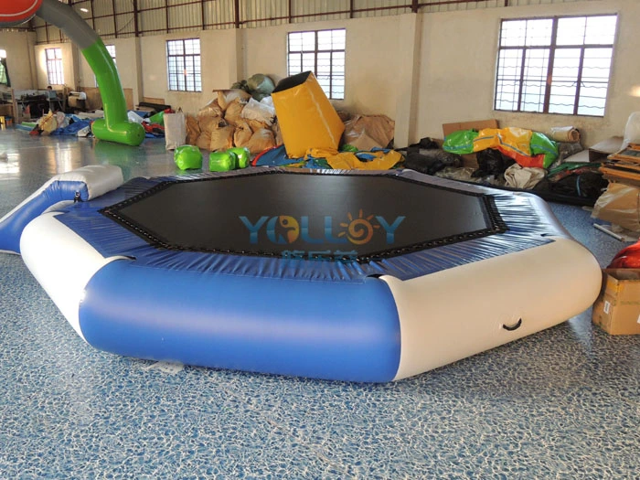 Trampolín flotante inflable con tobogán de agua divertido