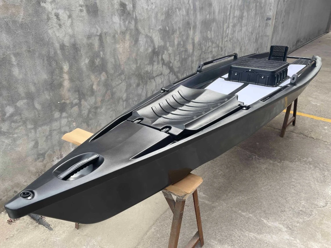 Nueva llegada 13ft 4m Rotomolded plástico solo Skiff barcos de pesca Kayak motorizado