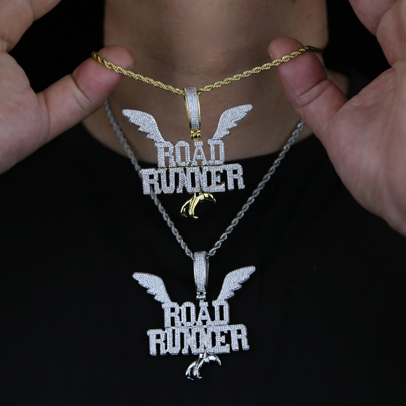 Carta inicial Road Runner Iced out Bling CZ Wings moldada Colar de charme pendente para homens Jóias pop Hip