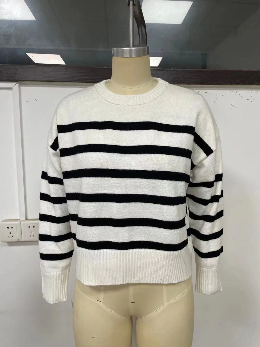 Fashionable and Elegant Round Neck Loose Stripe Pullover Autumn and Winter New Women&prime; S Sweater Women&prime; S Wear