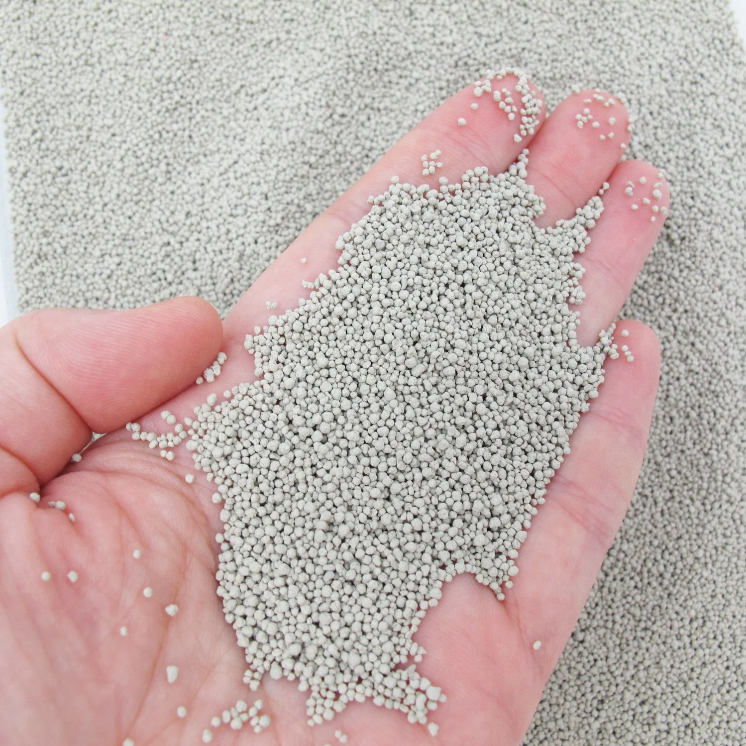 Facilmente Goteira Duradoura absorvente forte forma esférica Bentonite Cat Areia Carbono activado Natural de partículas minerais Sodium-Based areia triturada Gato Acessórios Pet