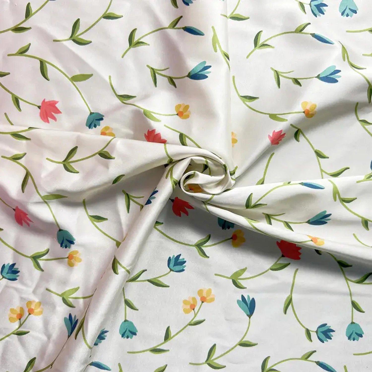 Tissu en soie de satin polyester à imprimé numérique à petites fleurs
