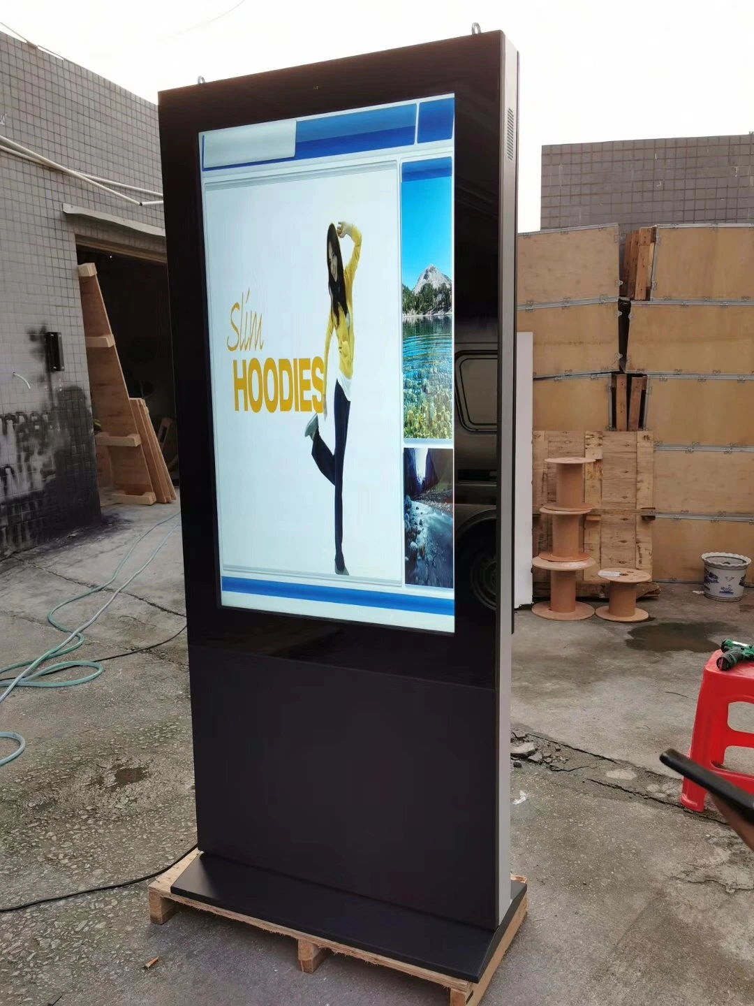 43inch Outdoor Advertising Player with Electronic Car Charging