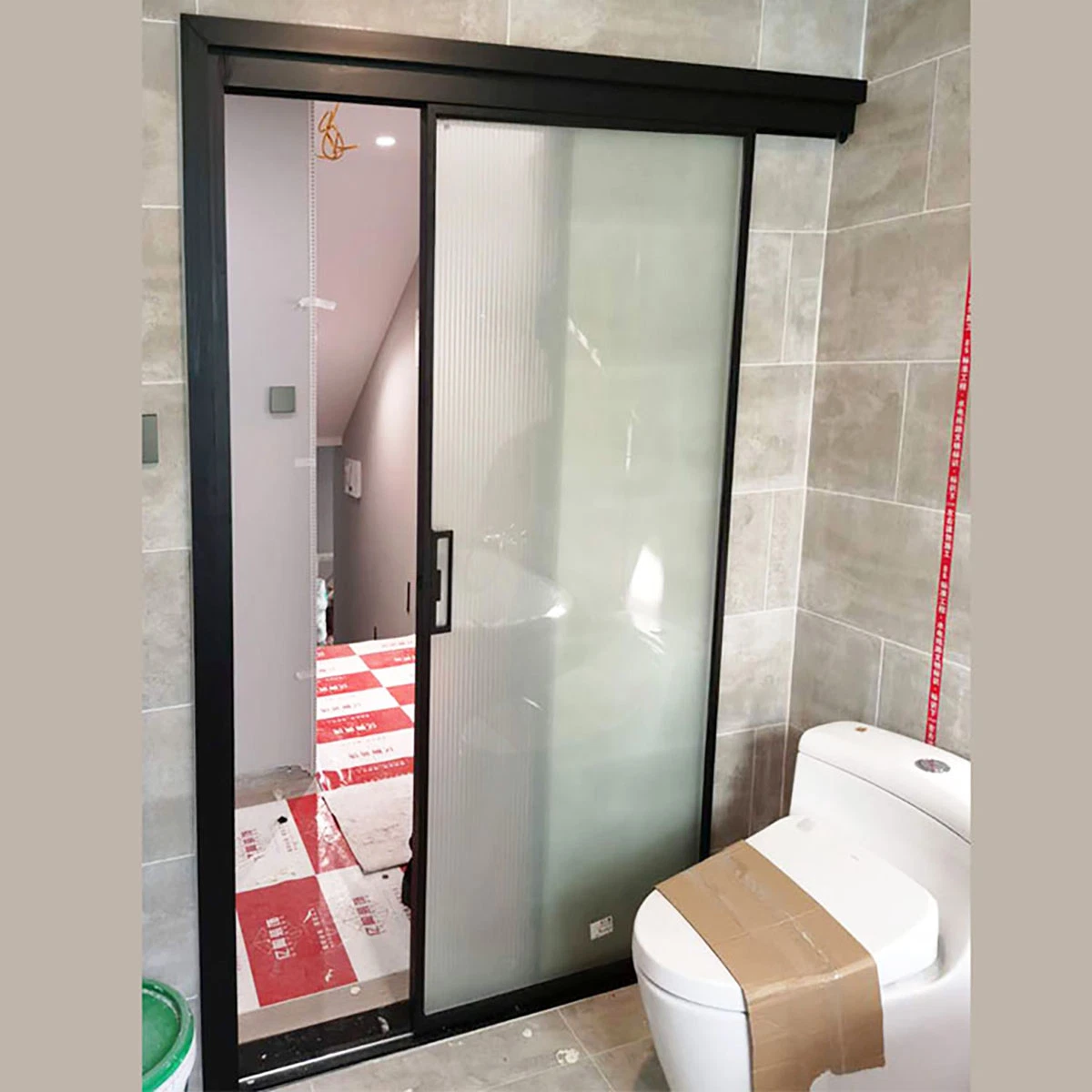 Baño de vidrio esmerilado de aluminio sin marco Precio de la puerta deslizante