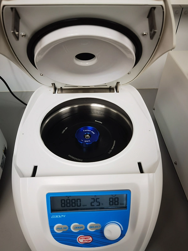 Micro-centrifugeuse grande vitesse de laboratoire 15 000 tr/min pour applications médicales