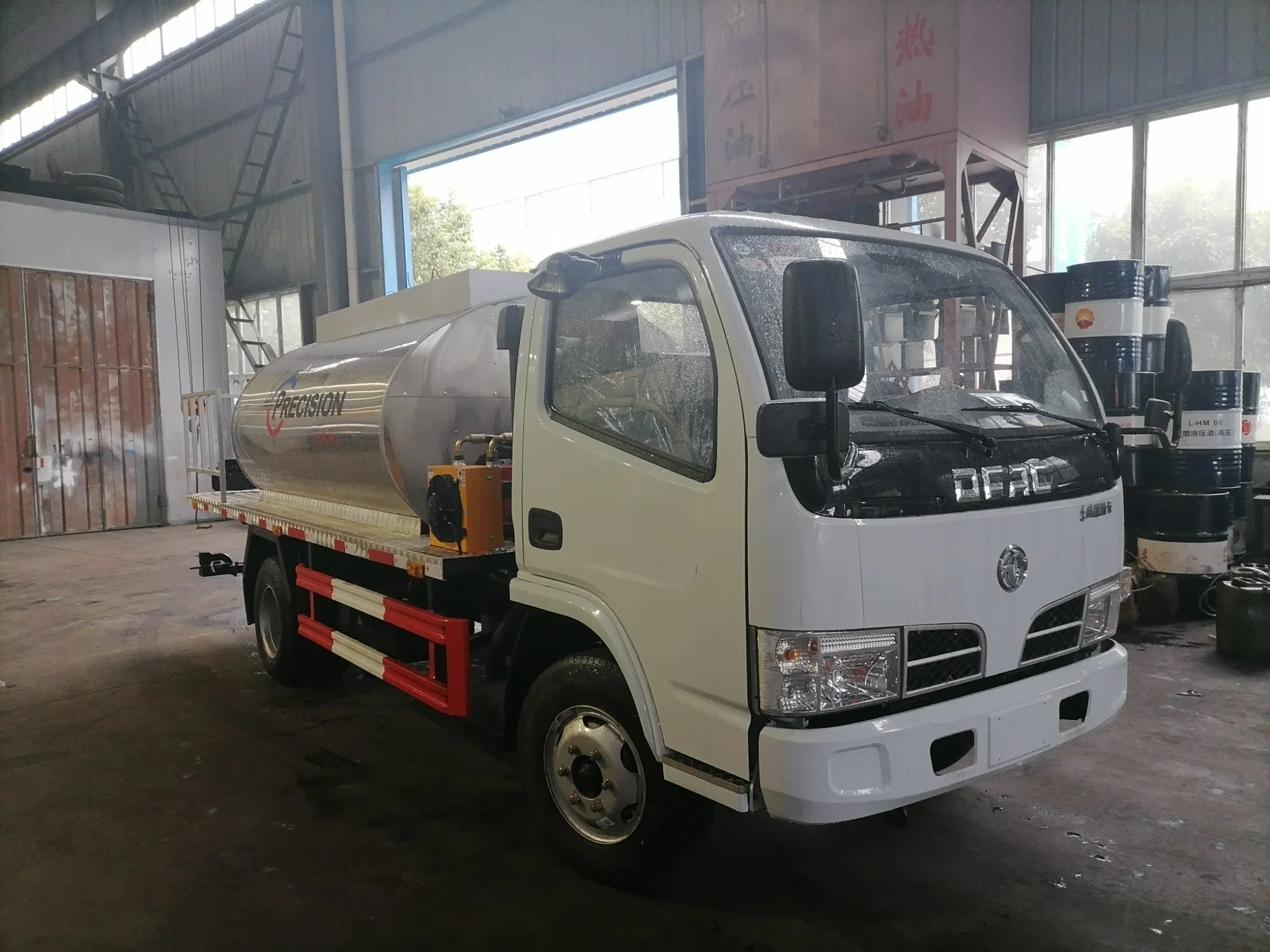 DFAC Dongfeng 6000 litros de la bomba hidráulica de asfalto camión para el mantenimiento de la superficie de carretera