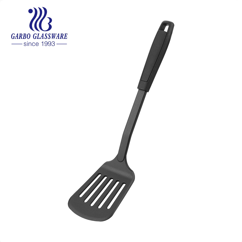 Usine des ustensiles de cuisine de qualité alimentaire en nylon à bon marché défini d'ustensiles de cuisine en utilisant les outils de cuisson Kwnl005-4