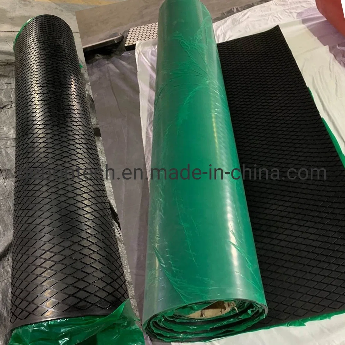 Conveyor Drum Lining Rubber with a Rhomboid Profile and a Contact Cn Layer