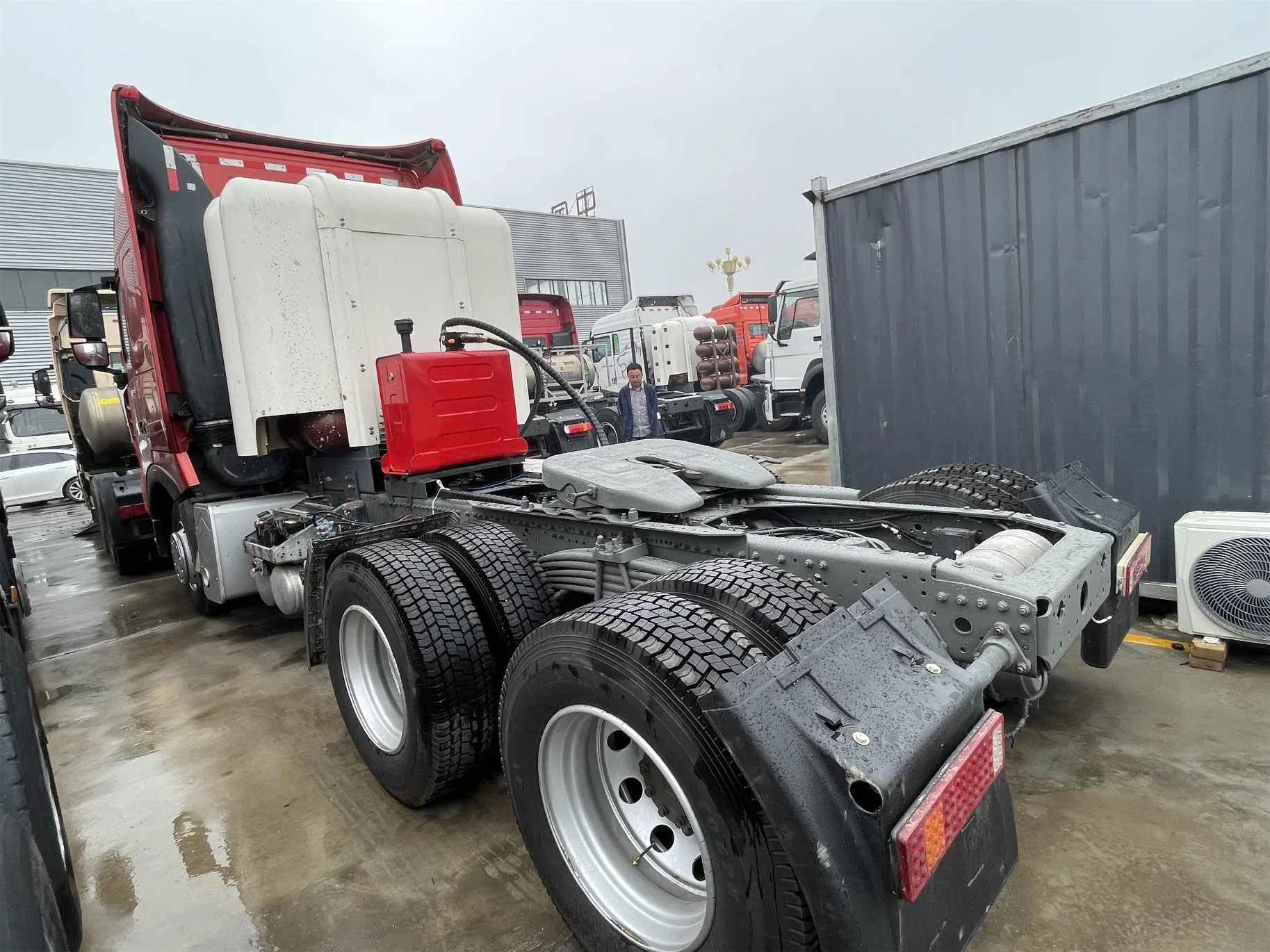 Guter Betriebszustand chinesischer CNG Traktor HOWO 420HP 6X4 gebraucht CNG Abschleppwagen CNG Container Truck für Usbekistan Markt