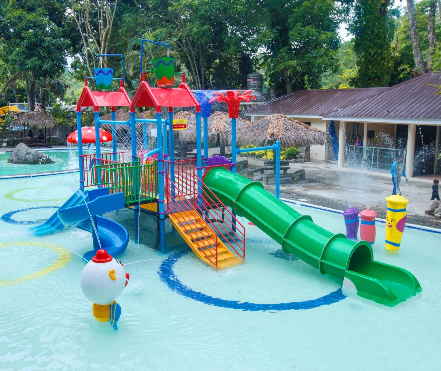 Équipement de terrain de jeu aquatique du parc aquatique Tour en fibre de verre avec aire de jeux aquatiques.