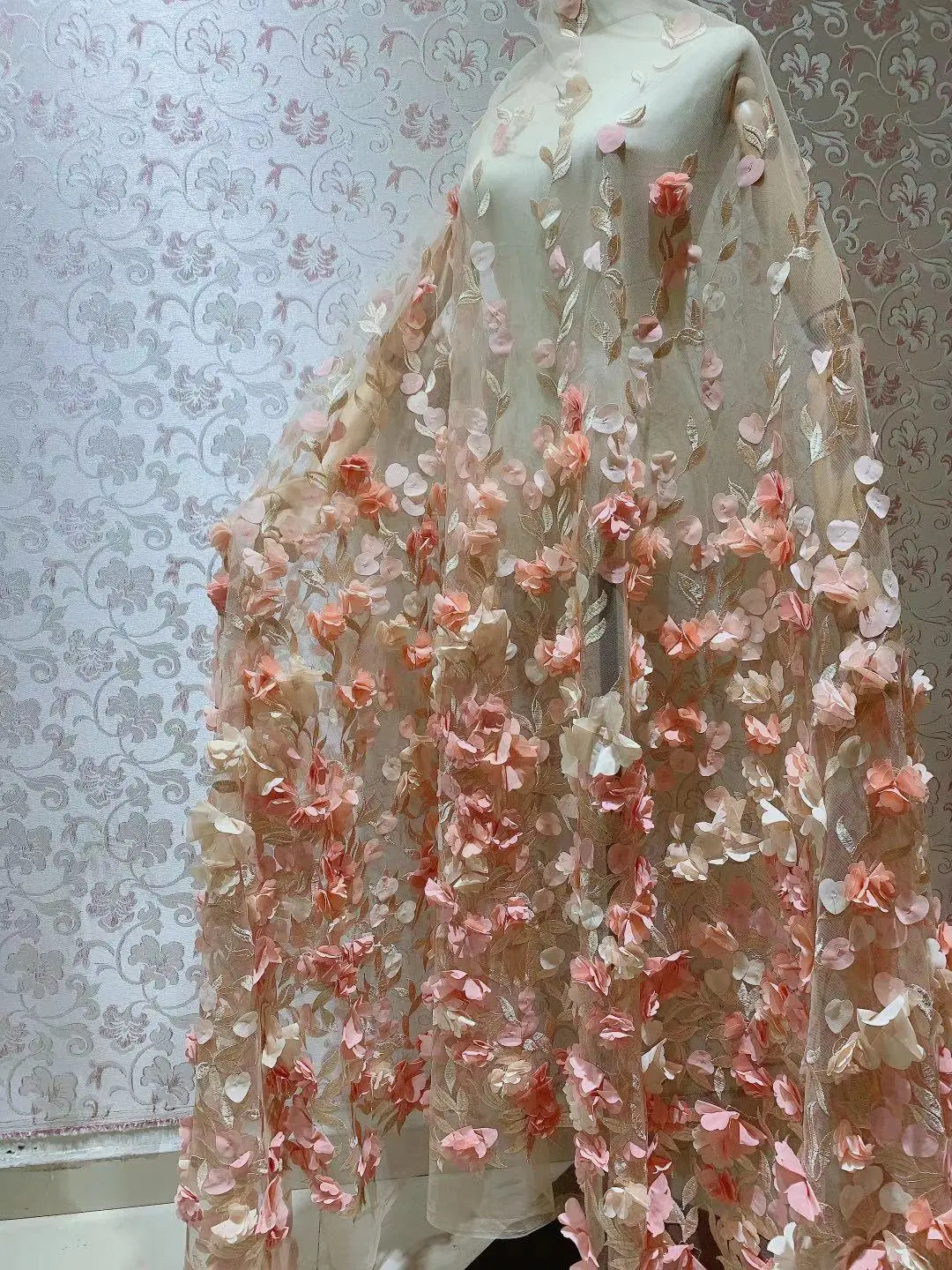 3D Flores Aplicadas em Organza Bordada à Mão com Miçangas Tecidos de Renda para Tecidos Nupciais e Vestuário de Moda.