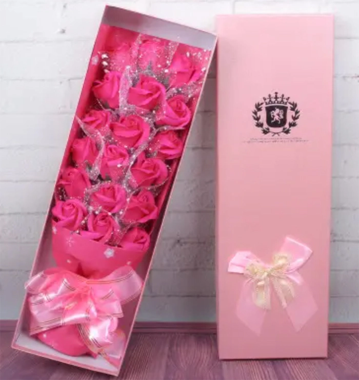 Flores de papel de rosa artificial em conjunto de promoção de presente. Rosa preservada, flor de sabão, caixa de presente de joias e sacola para esposa, mãe e presente.