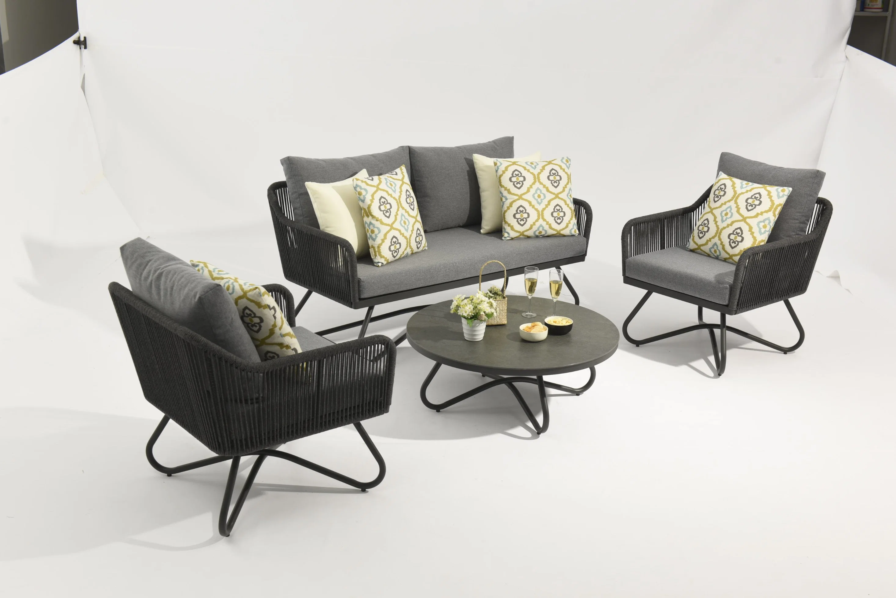 Ensemble de canapé et de chaises en aluminium imperméable pour une utilisation à l'extérieur dans les hôtels et les projets résidentiels.
