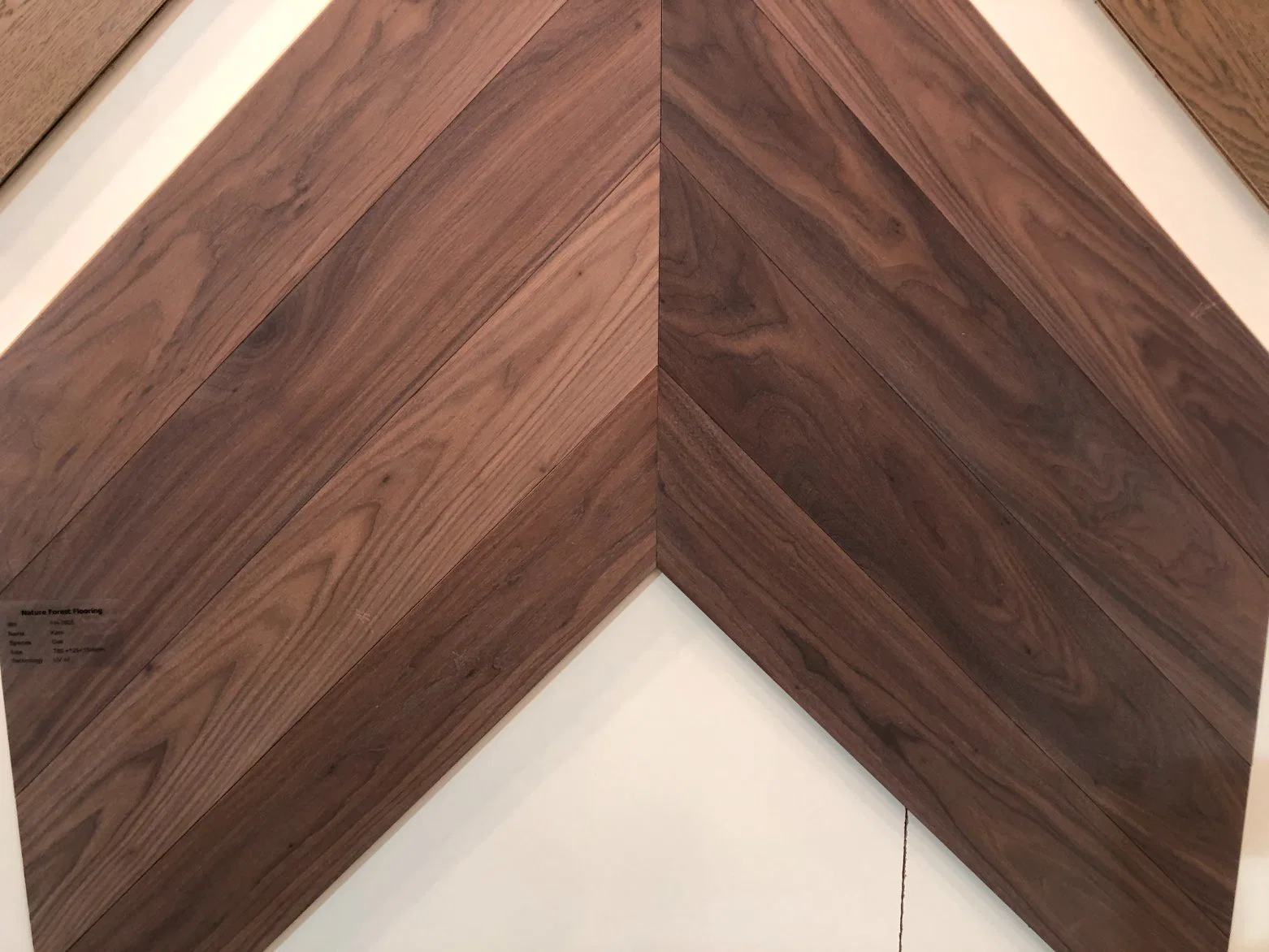 Parquet en chêne et noyer en bois dur stratifié Chevron Fishbone Spc Laminate Engineered Hardwood Wood Wooden.