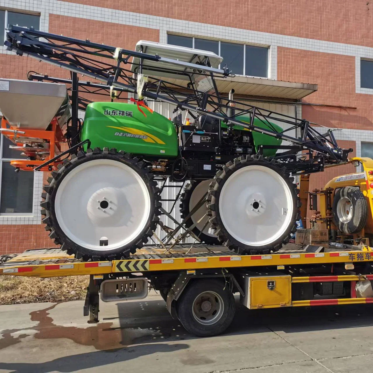 Tracteur sur pneus agricole chinois haute capacité 700 l à haut rendement Pulvérisateur à flèche monté pulvérisateurs agricoles automoteurs pulvérisateur à flèche UTV