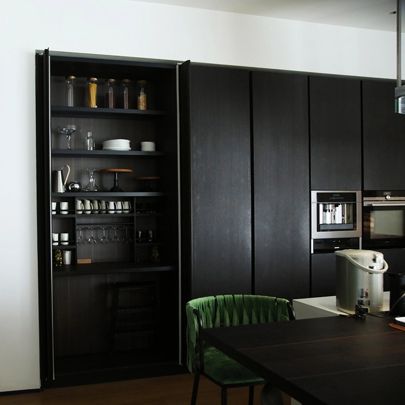 A fábrica OEM preto lacado a madeira maciça moderno de armários de cozinha com design moderno