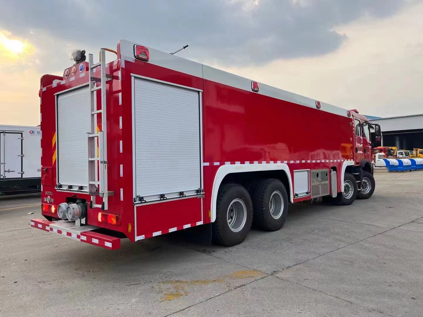 HOWO 8X4 25000 Gallons 25000 Litres 25000L Fire Truck Fire Fighting Vehicle