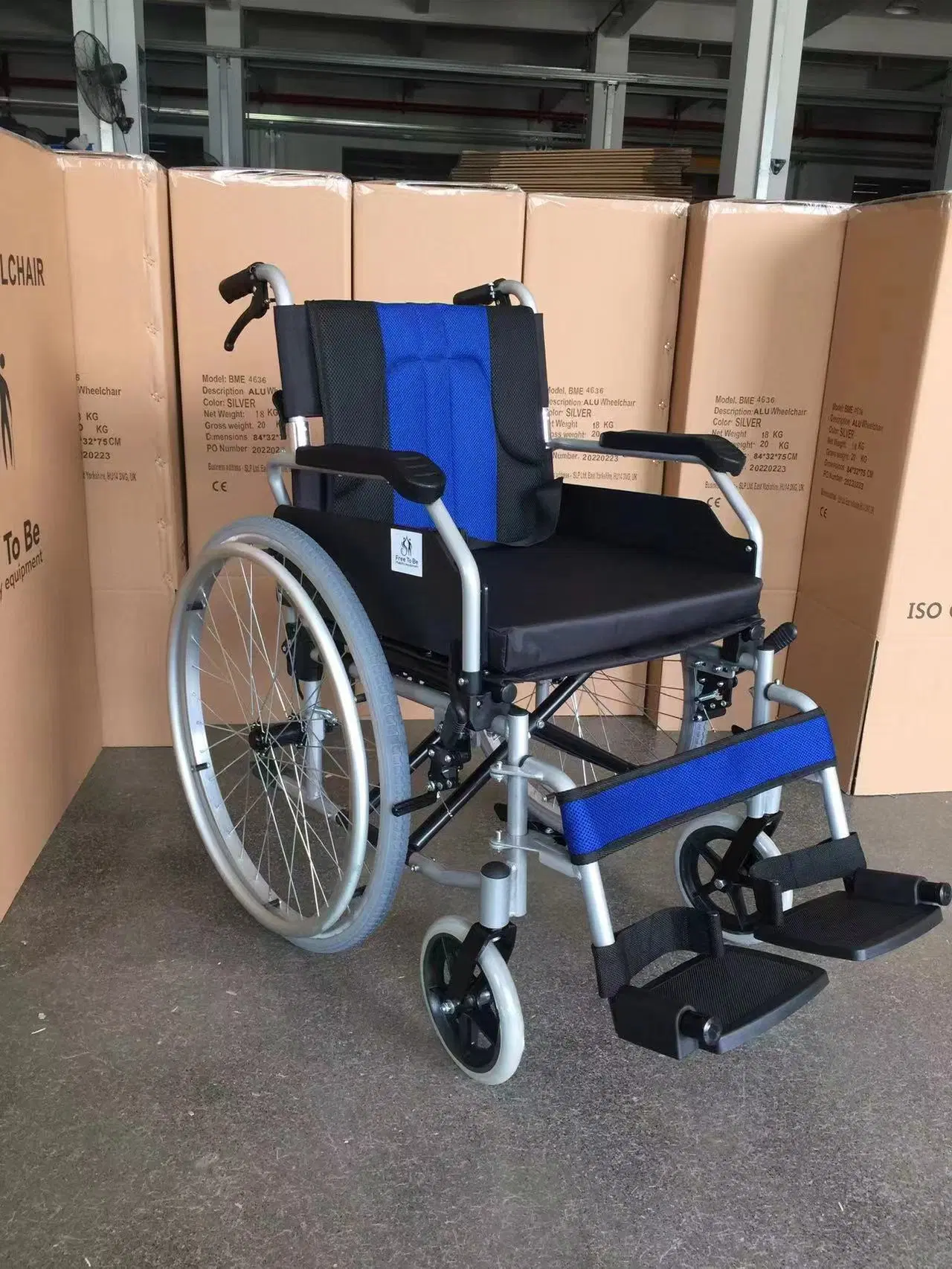 Léger et pliable, fauteuils roulants de transport en fauteuil roulant pour les adultes avec repose-pieds rabattable