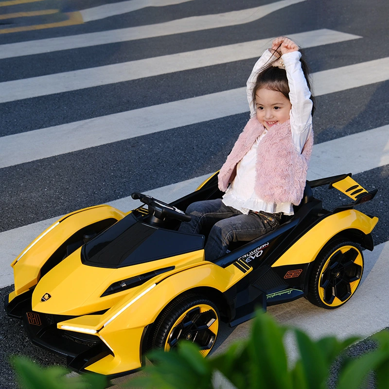 La nueva moda niños montando la batería del vehículo eléctrico de juguete a los niños inteligentes RC coches con luces LED y música.