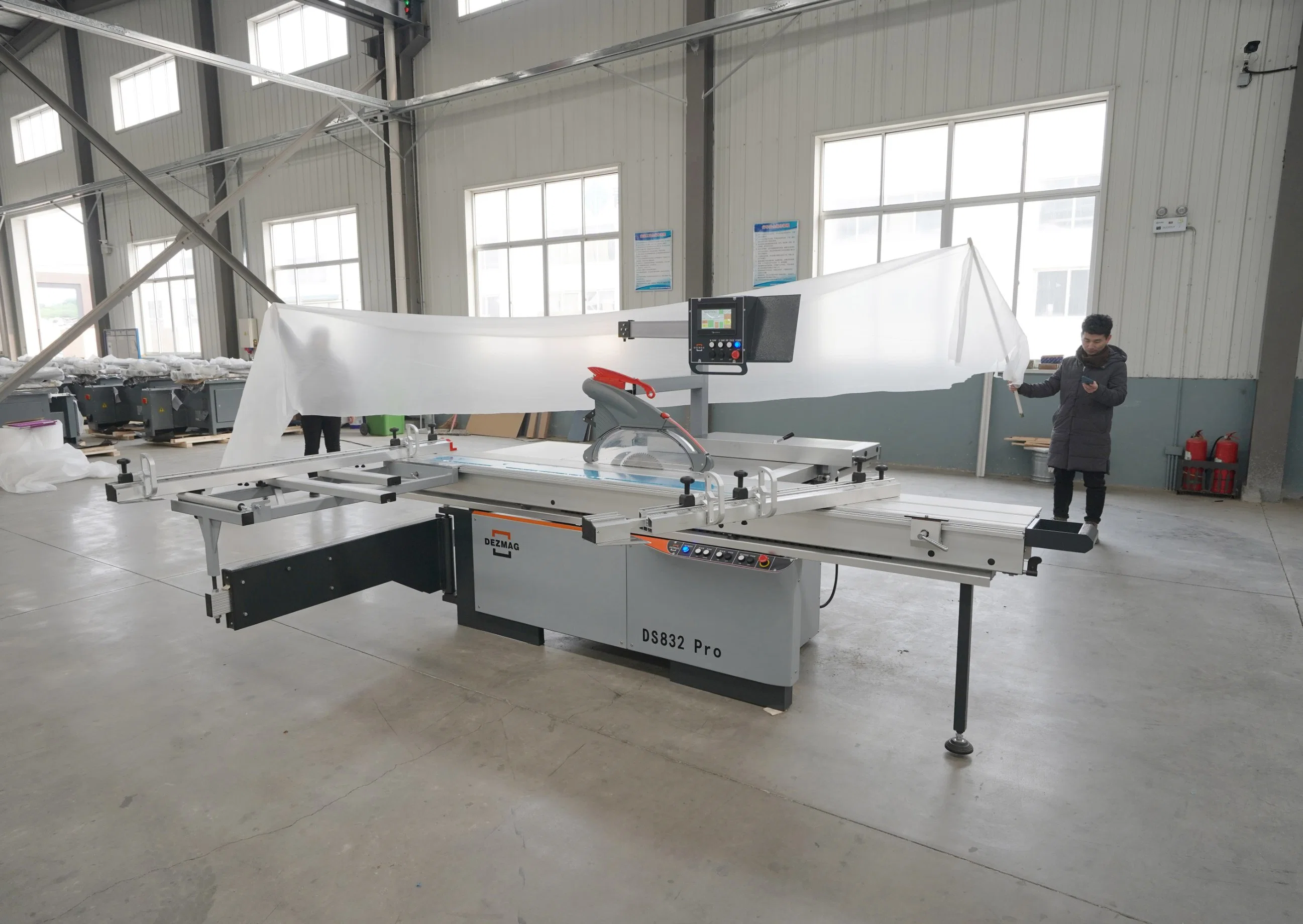 Simple Operated High Precision Wood Cutting Sliding Table Saw Machine