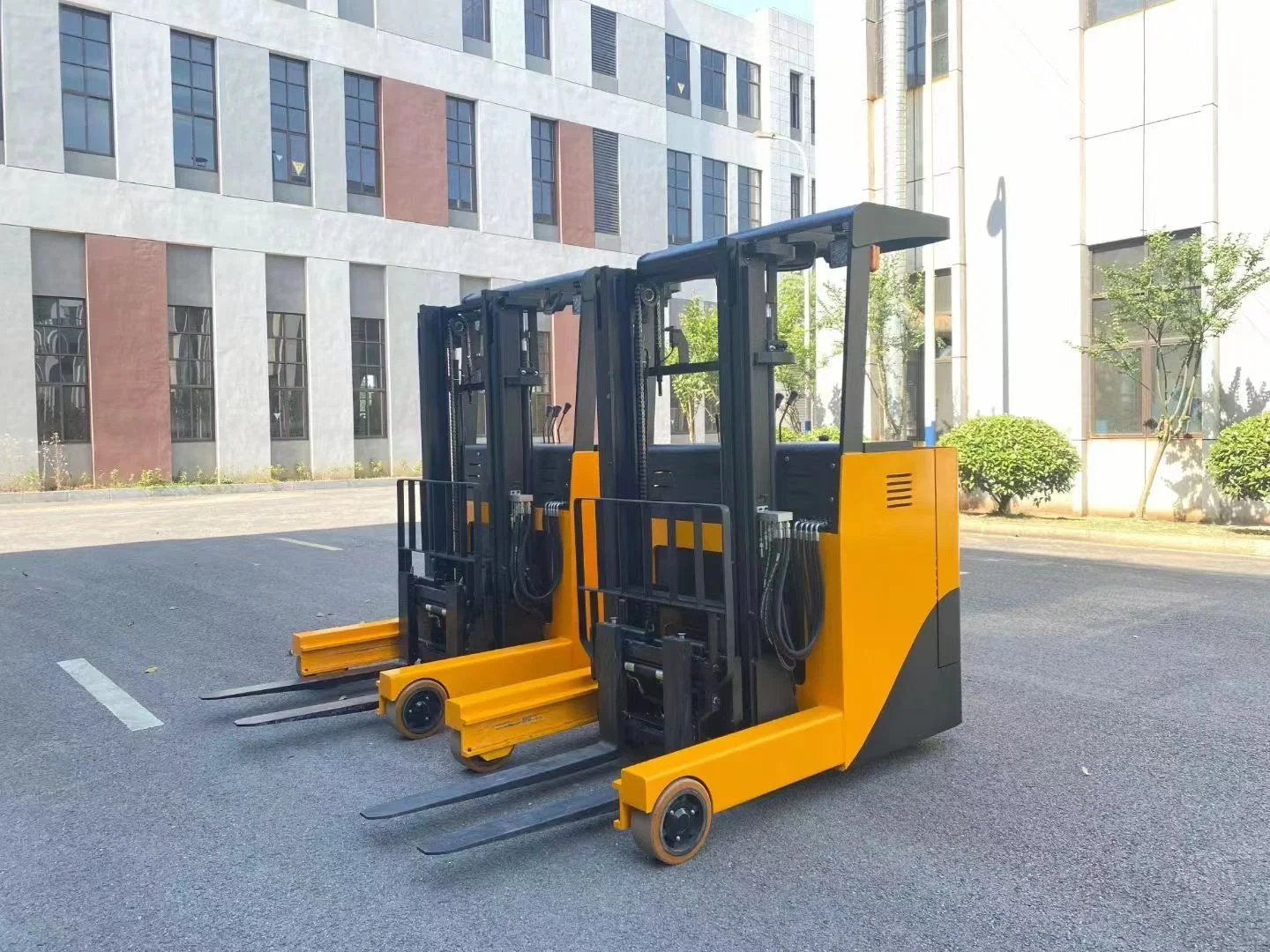 Standing Type 2ton Electric Reach Truck with High Lifting 4m Warehouse Narrow Aisle Battery Stacker 2000kg Electric Reach Forklift 3 Stage Mast