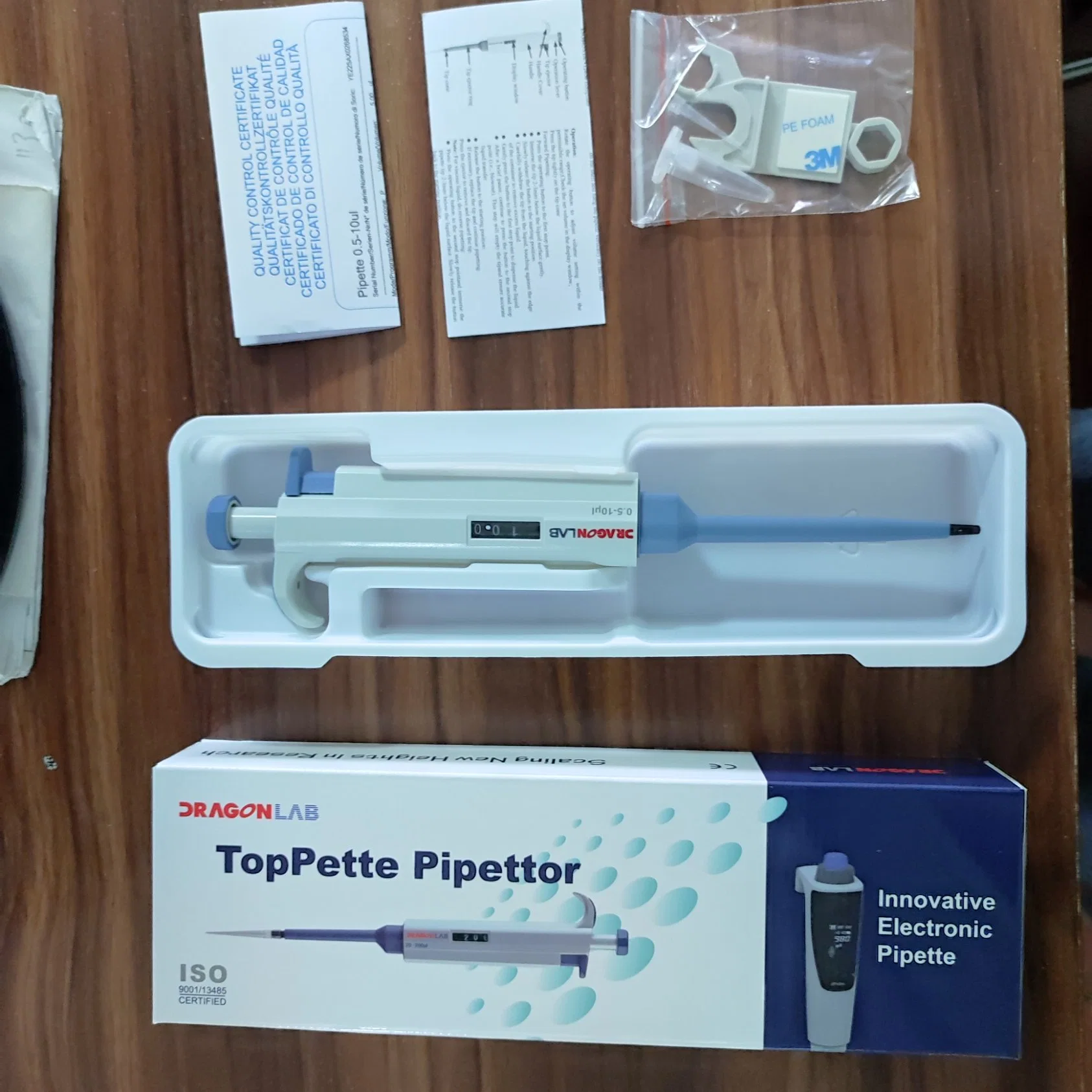 Pipette mit variablem Volumen und Dlab (H-Serie) im Labor verwenden