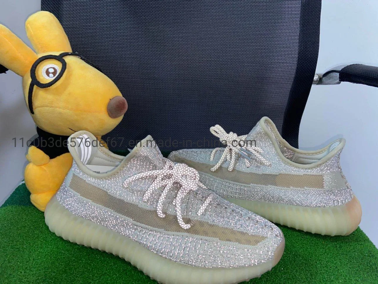 При работающем двигателе на заводе Putian кроссовки Кэйни Уэст Yeezy 350 500 700 фирменные кроссовки