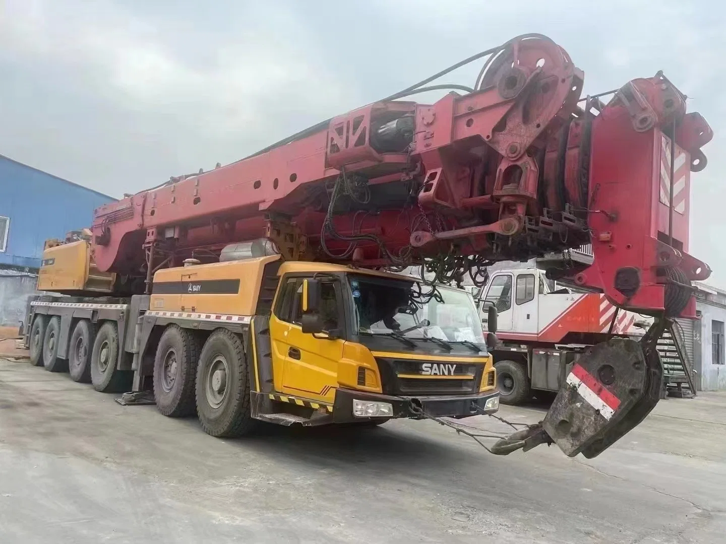 Brazo hidráulico de segunda mano Sany 300 toneladas de bajo precio de la grúa stc750 stc800 gran camión montado para la venta de maquinaria