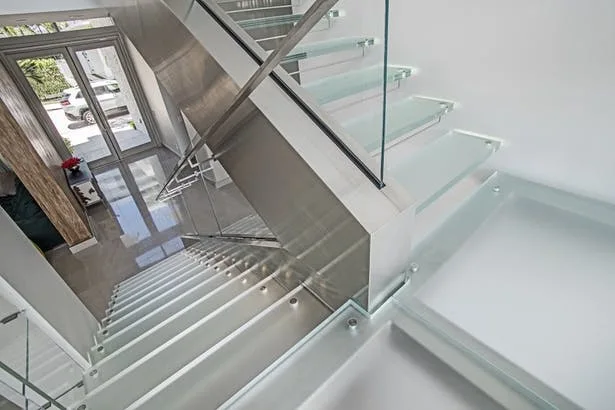 Australia Style Modern Single Stringer Glass Stair Step