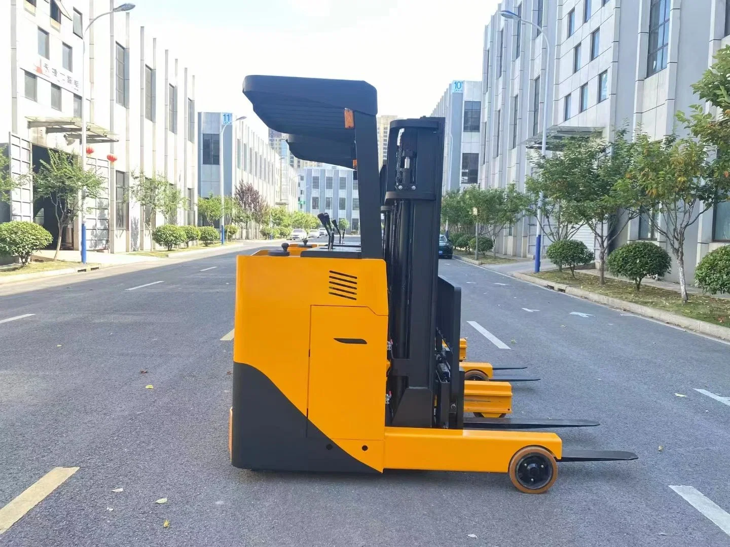 Standing Type 2ton Electric Reach Truck with High Lifting 4m Warehouse Narrow Aisle Battery Stacker 2000kg Electric Reach Forklift 3 Stage Mast