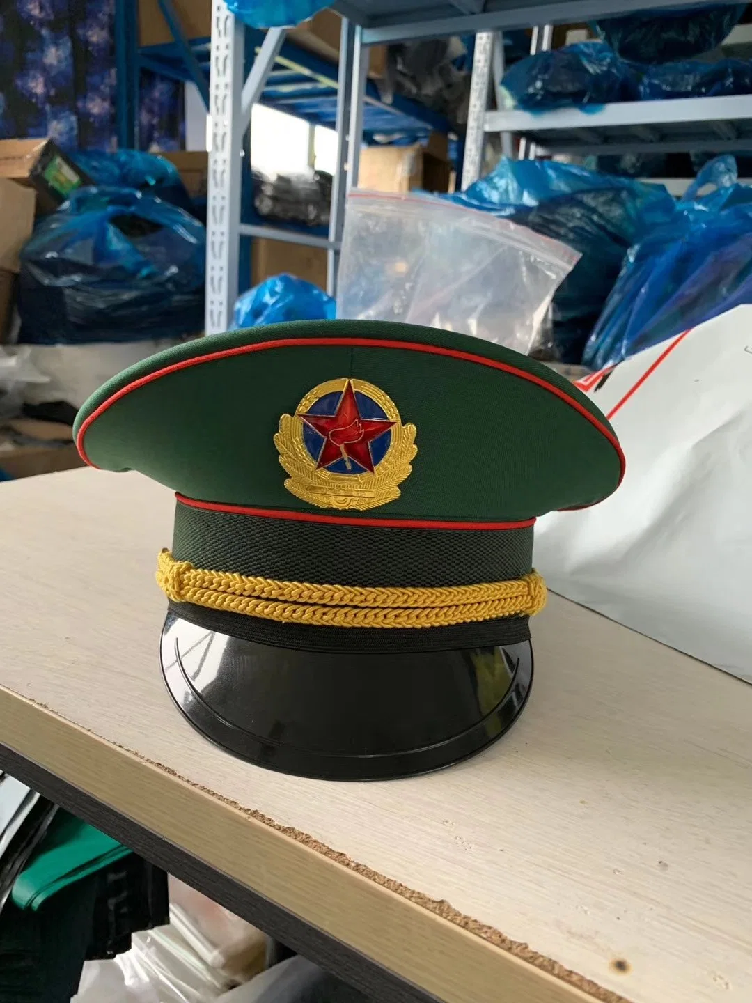 Estilo de las tropas de estilo de la policía de estilo militar con sombrero de ala