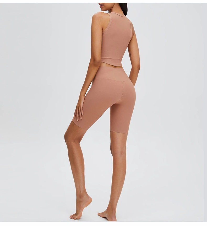 Ensemble de yoga pour femmes comprenant un débardeur à ourlet arrondi et un short de levage de hanches, vêtements de sport.