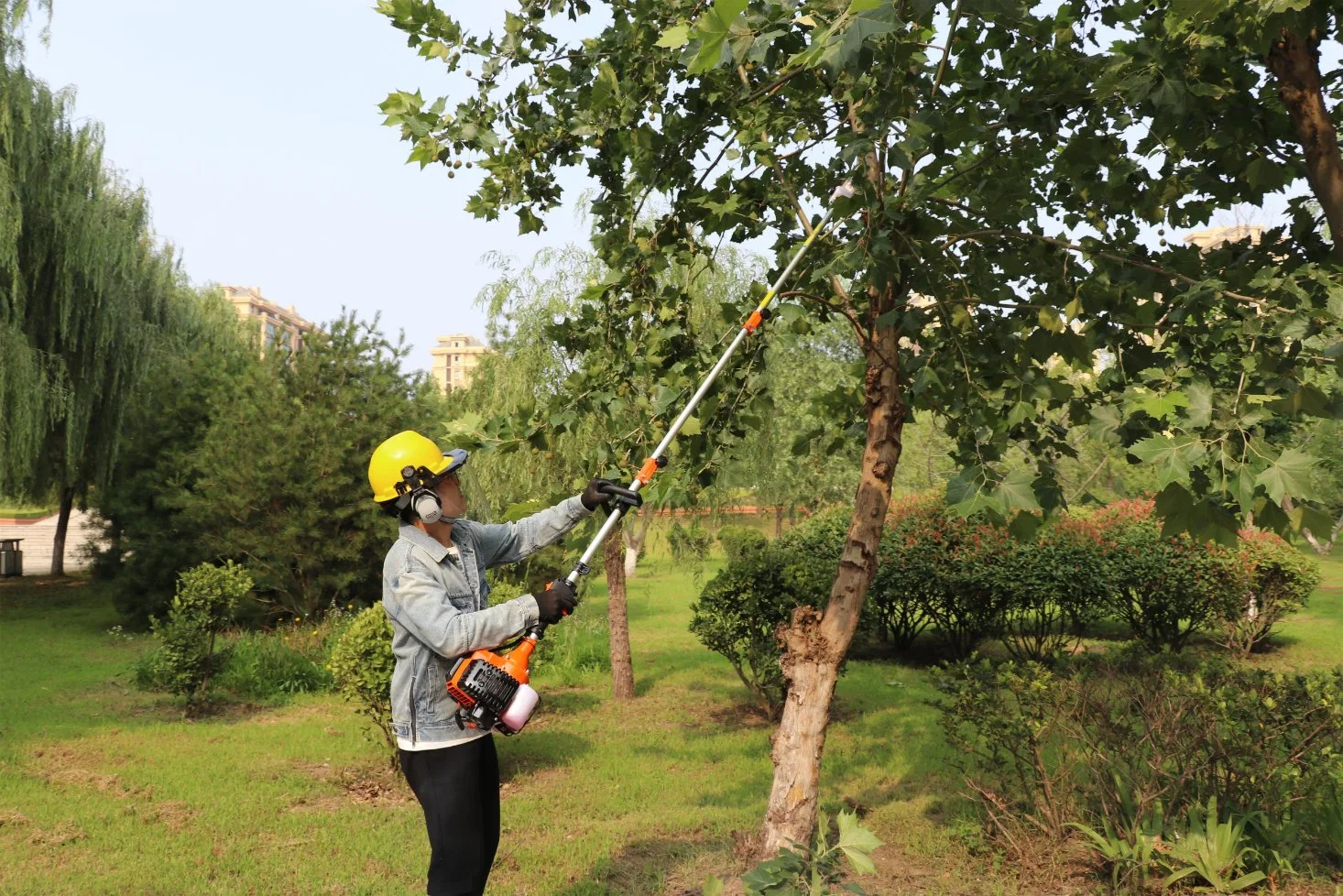 4-in-1 Herramientas multifunción para jardín Trimmer de borde / Chainsaw de poste / cepillo Y cortadora de césped con motor de gas 43cc