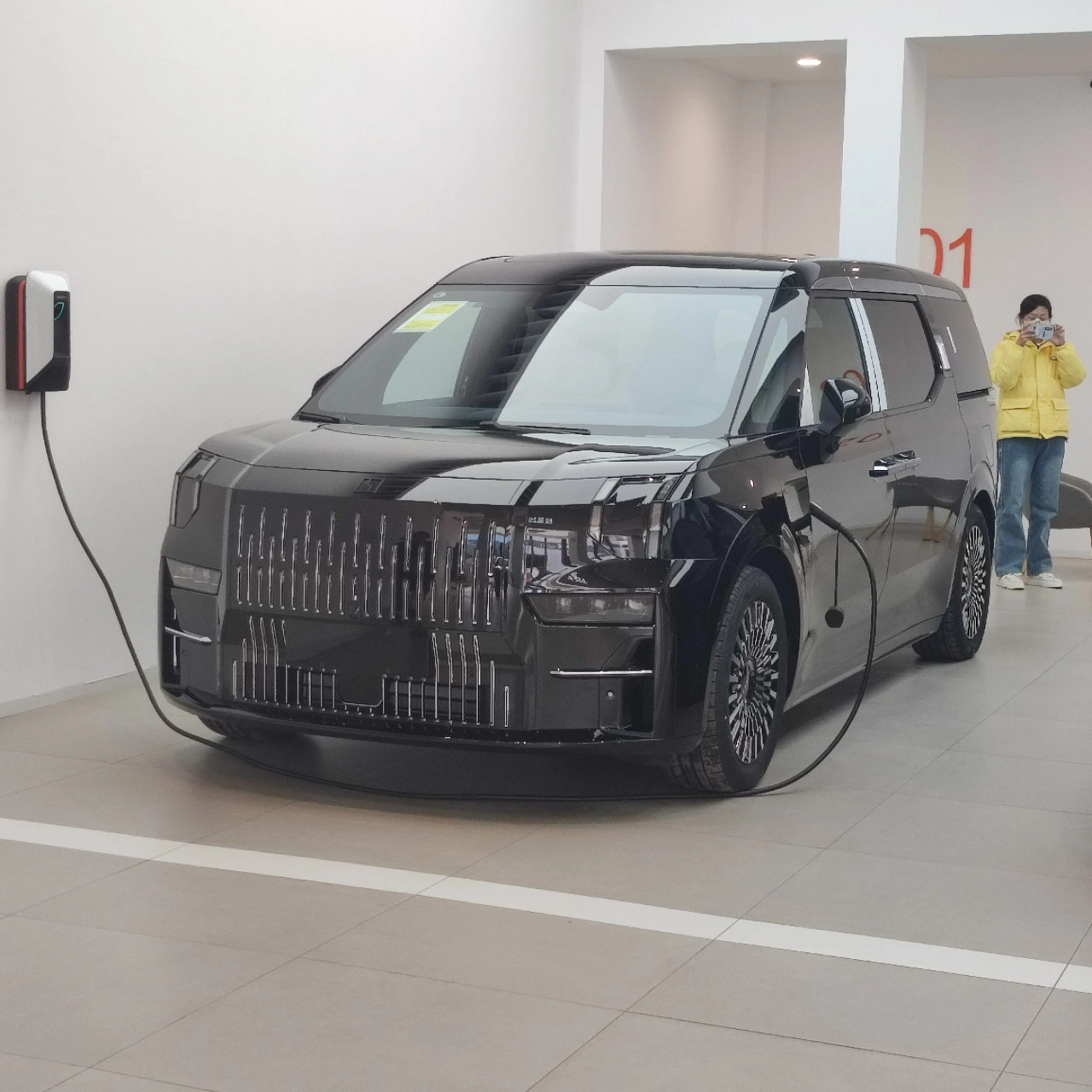 Carro elétrico baixo custo os modelos populares Best-seller são baratos E Worth comprando popular um sentido do projeto da aparência Zeekr 009 Carro elétrico para venda