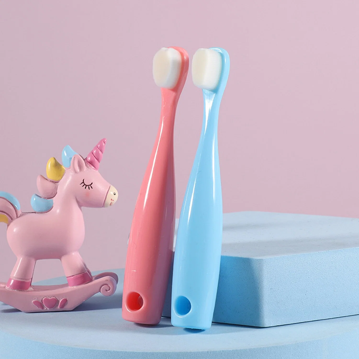 Meilleure brosse à dents pour enfants avec des poils extra doux pour les soins bucco-dentaires.