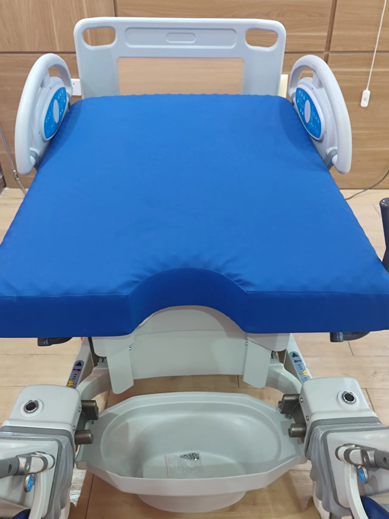 Medical Multi -Angle Adjustment Multi -Functional and Rest Integrated Gynecological Delivery Bed