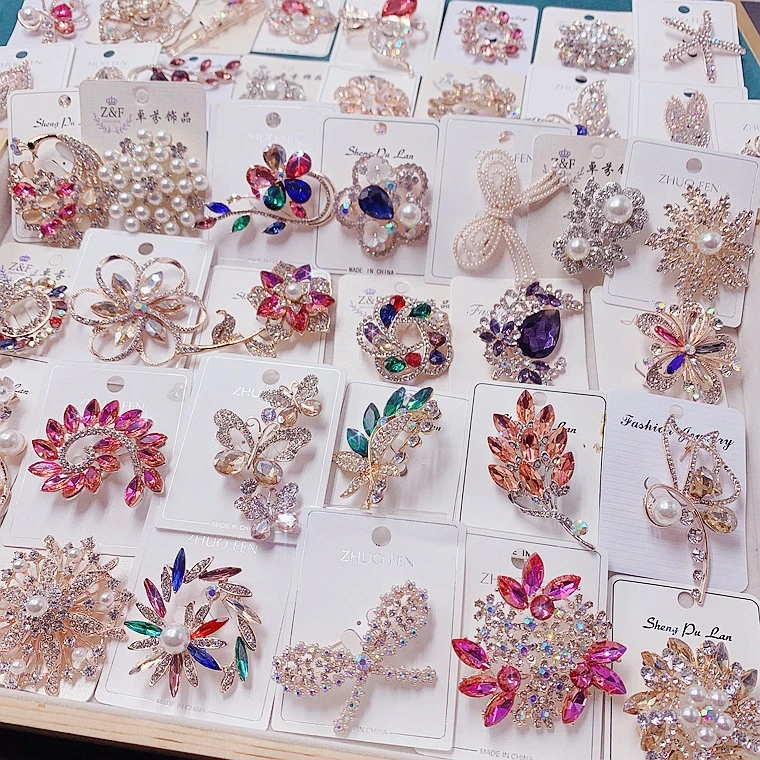 Vente en gros broche à cristaux complets broches femmes Accessoires 2023 mode coloré BROCHES CZ Pearl et broche papillon