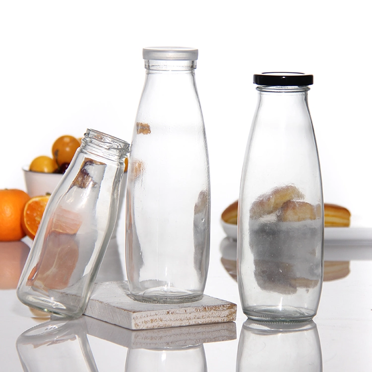 Bouteille de verre de jus de lait en usine