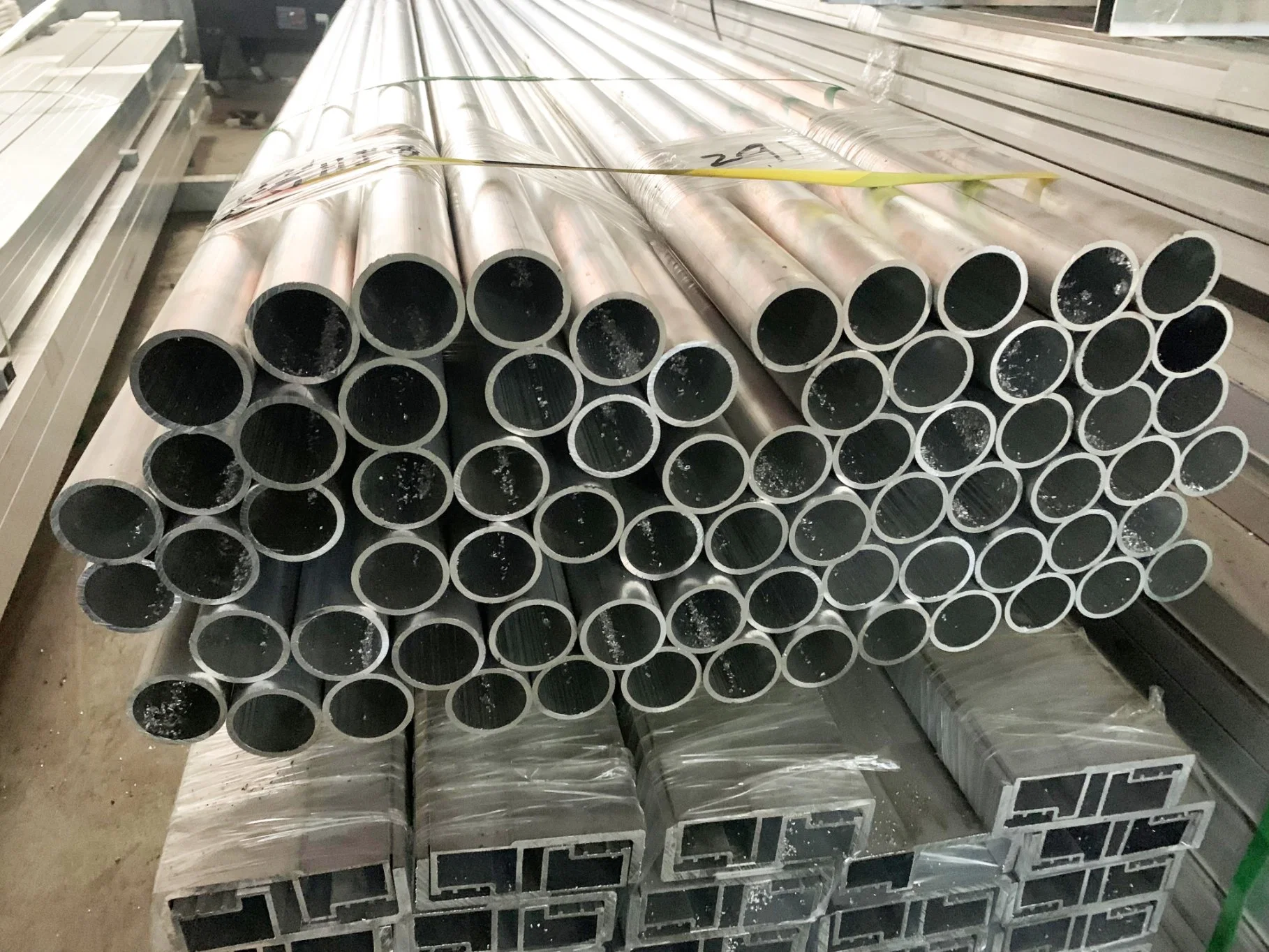 Aluminium anodisé personnalisé en usine tube de forme circulaire rectangulaire et carrée Profil de tuyau Extrusion industrielle profils aluminium