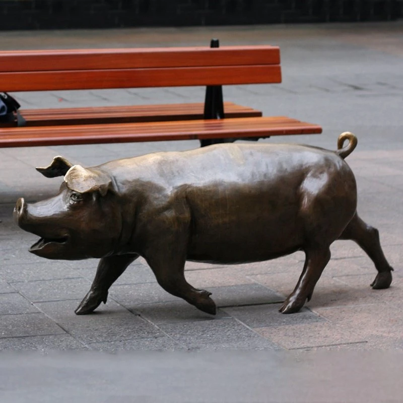 Famosa decoración de calle pequeña al aire libre Funny Brass Running Pig Sculpture