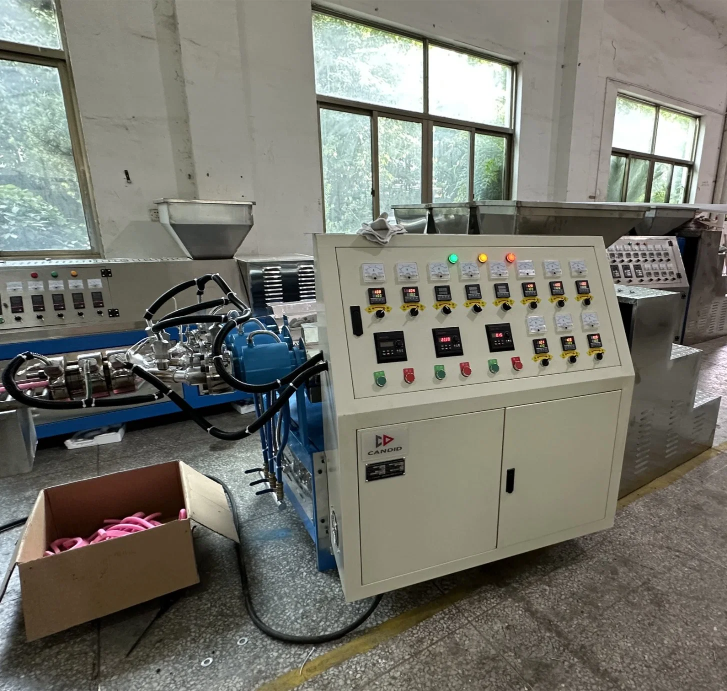 Машина для производства гранулирующего экструдера для высокоскоростного производства ПВХ/ТПР для резинометаллической резки