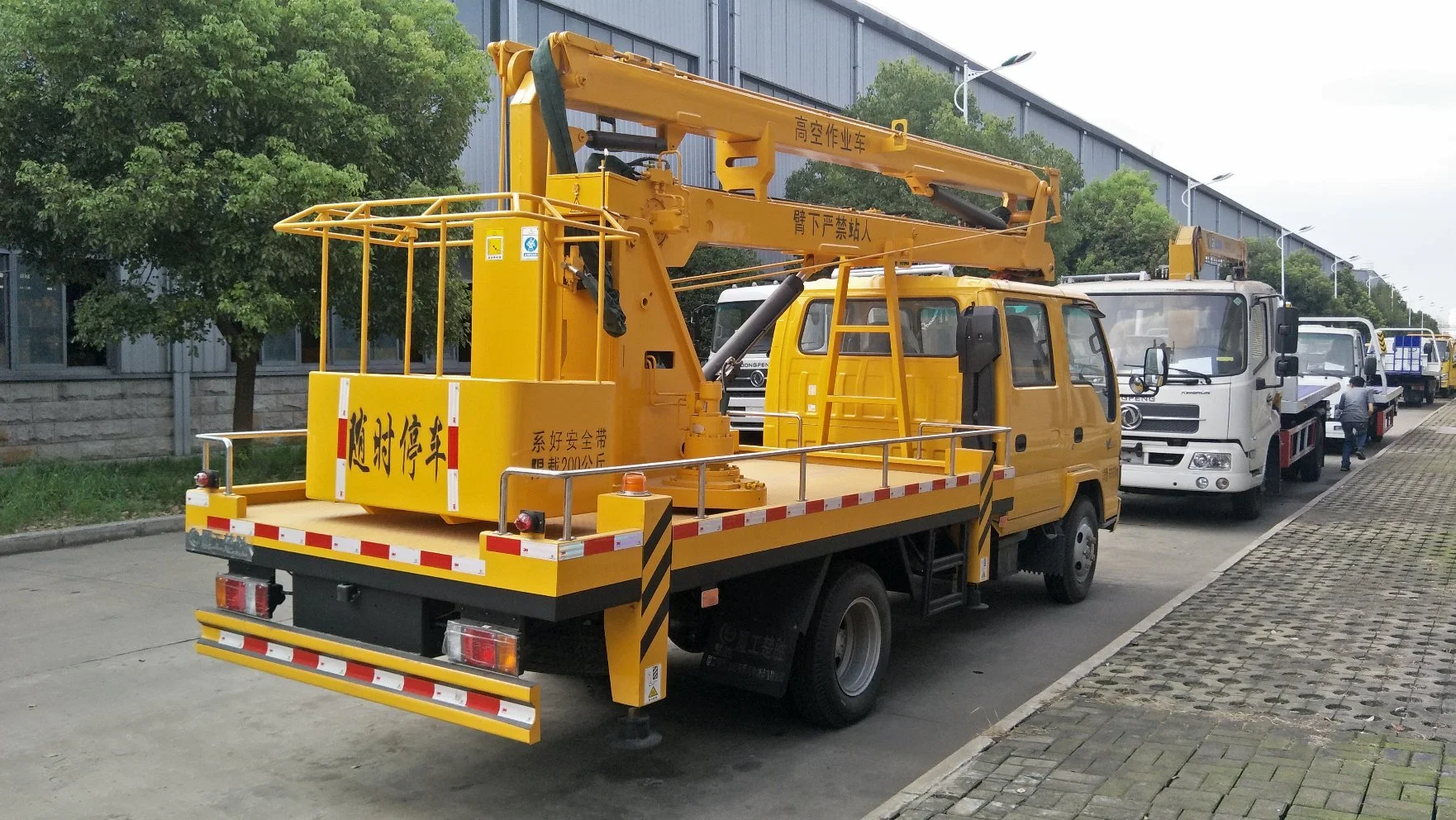 Utiliza la marca japonesa 4X2 16/18/20 M de la plataforma de trabajo de la antena de alta Carretilla elevadora con aislamiento de la cuchara a la venta de 200kg.