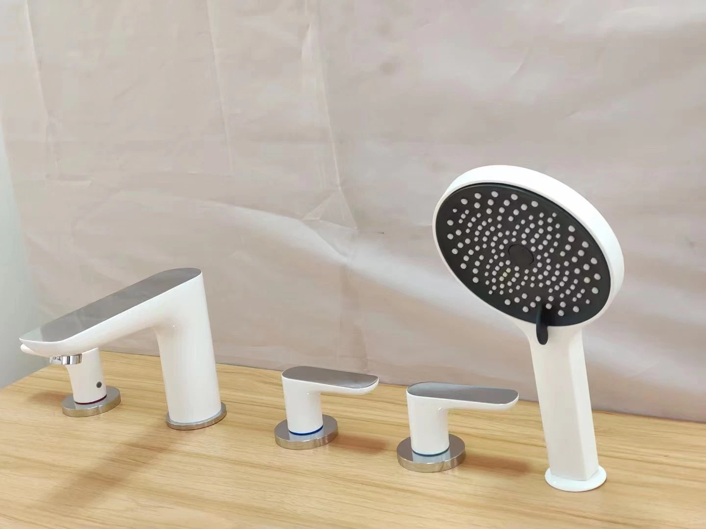 Nouveau design Modèle de styles de blanc de trois fonctions d'attente du bassin de Bain lavabo robinet