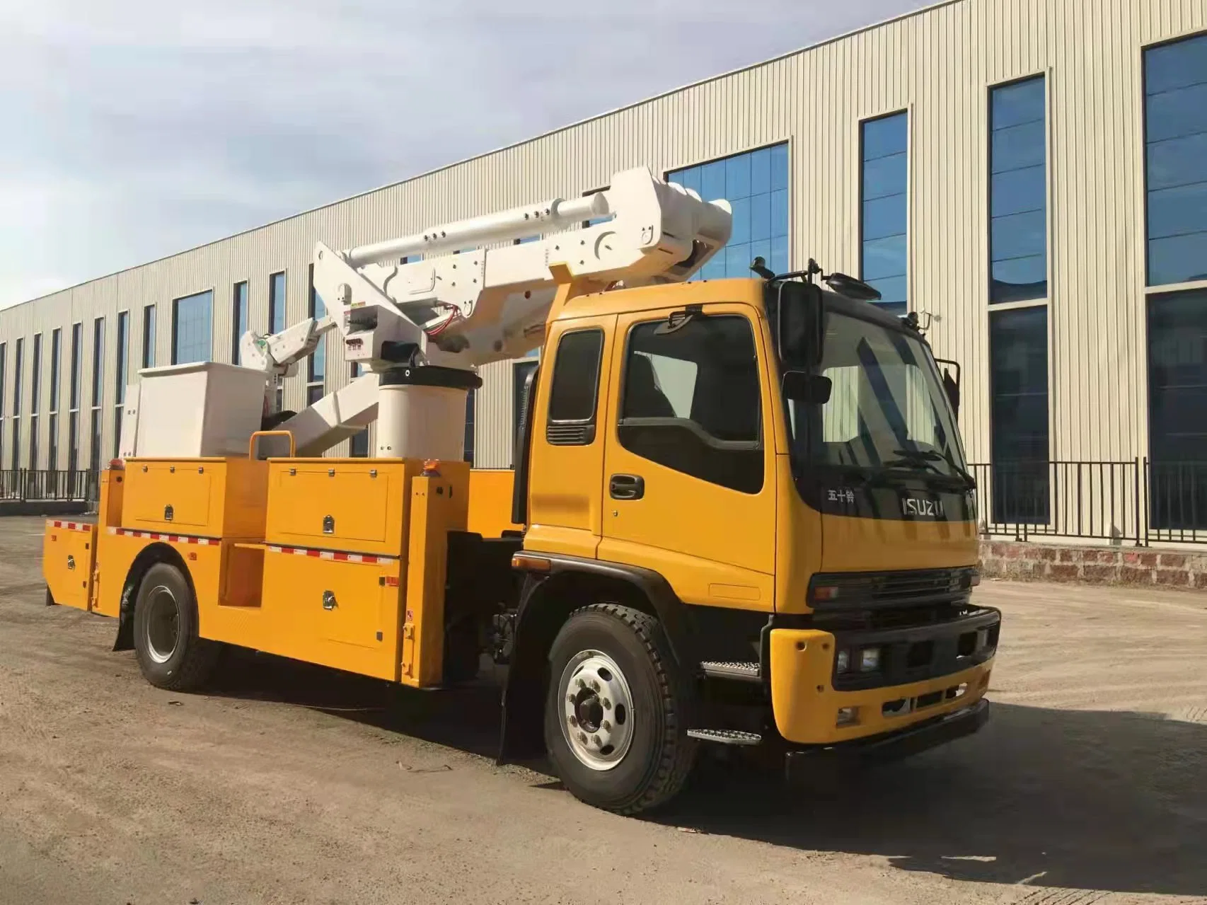 17m de elevación del brazo hidráulico montados sobre camiones pequeños Cherry Picker con cuchara de aislamiento